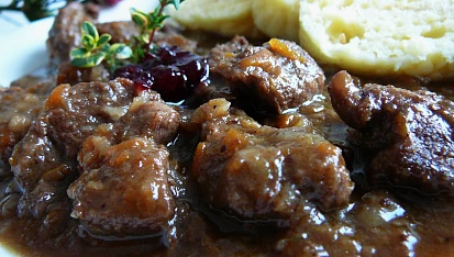 Pomalu pečená srnčí pochoutka