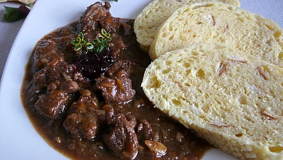 Pomalu pečená srnčí pochoutka