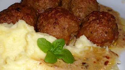 Zapečené mleté koule v houbovo-smetanovém zálivu