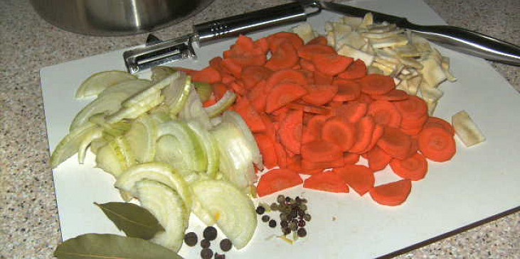 Slanečkový salát dle mé pratety (Příprava zeleniny)