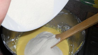 Hroznový koláč, přidáme mouku s práškem do pečiva
