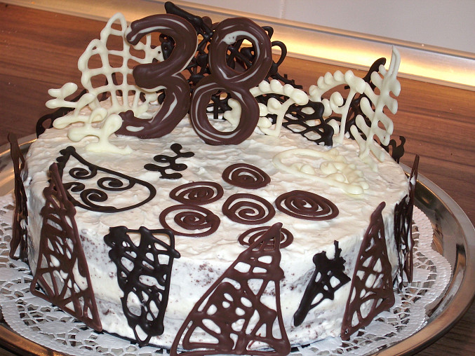 Kakaový dort s čokoládovými ozdobami