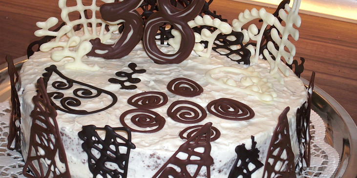 Kakaový dort s čokoládovými ozdobami