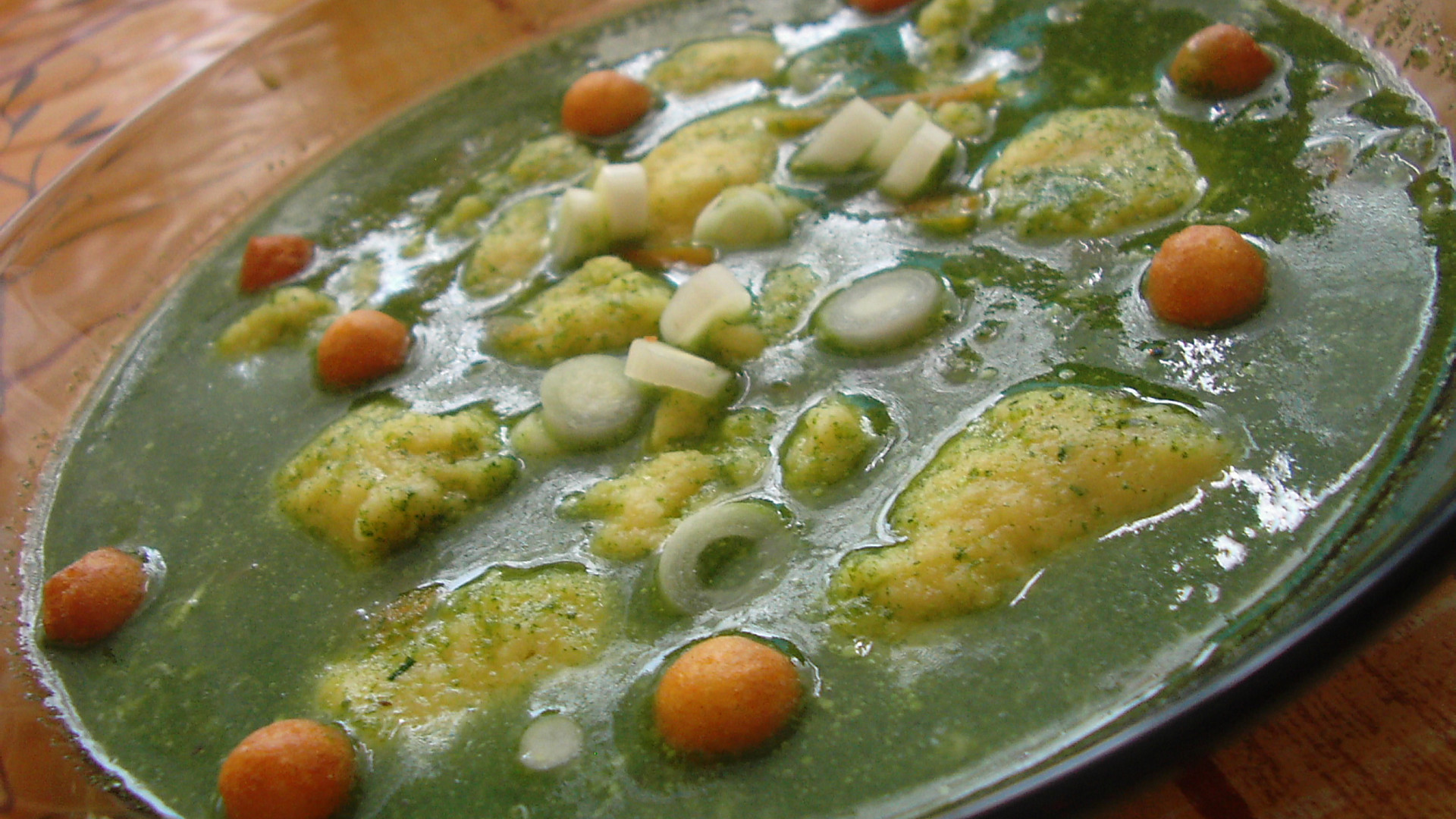 Špenátová polévka s mrkví a sýrovými noky