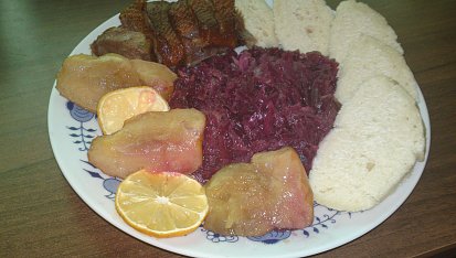Husí prsa s pečenými jablky a marinovaným červeným zelím - kapustou