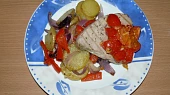 Steak z tuňáka s rajčaty a paprikovými bramborami