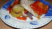 Steak z tuňáka s rajčaty a paprikovými bramborami