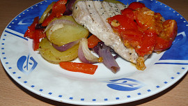 Steak z tuňáka s rajčaty a paprikovými bramborami