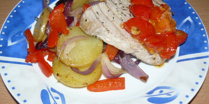 Steak z tuňáka s rajčaty a paprikovými bramborami