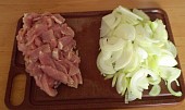 Čertovské řízečky, Příprava masa a cibule