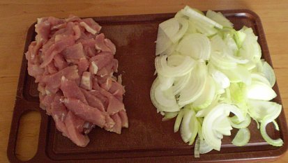 Čertovské řízečky, Příprava masa a cibule