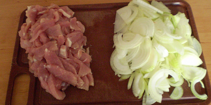 Čertovské řízečky (Příprava masa a cibule)