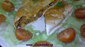 Mexické Burritos, hotové Burritos s ledovým salátem a rajčátkama
