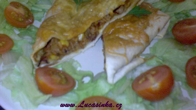 Mexické Burritos, hotové Burritos s ledovým salátem a rajčátkama