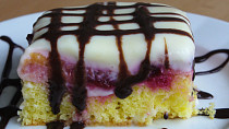 Obrácený švestkový koláč s krémem