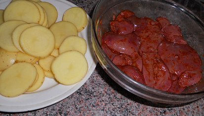 Pečená drůbeží játra, obaleno v grilovacím koření+ moje příloha