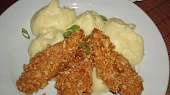Smažené kuřecí řízečky v cornflakes s bramborovou kaší a kukuřicí