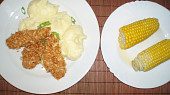Smažené kuřecí řízečky v cornflakes s bramborovou kaší a kukuřicí