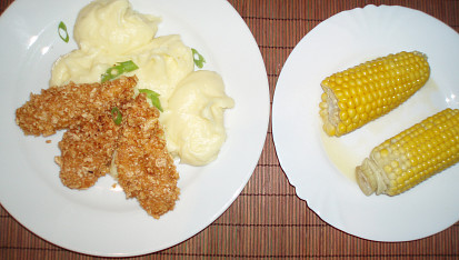 Smažené kuřecí řízečky v cornflakes s bramborovou kaší a kukuřicí
