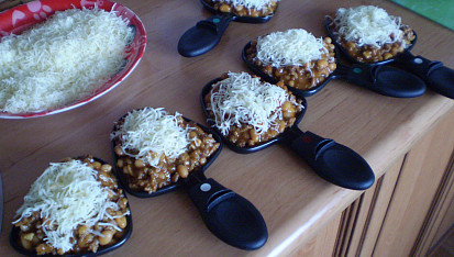 Snadné chilli con carne, Dáme do zapékacích mističek a navrstvíme strouhaný sýr