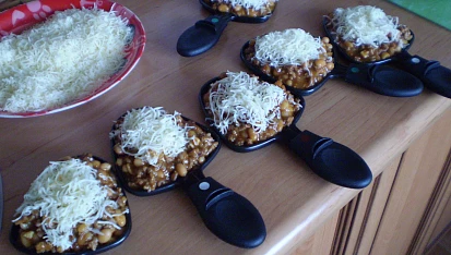 Snadné chilli con carne, Dáme do zapékacích mističek a navrstvíme strouhaný sýr