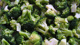 Zapečená brokolice s uzeným sýrem