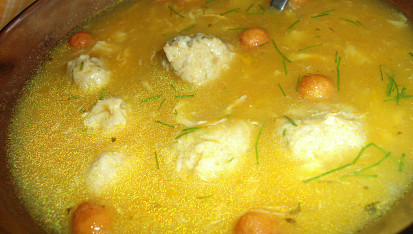 Zeleninová polévka z vepřové kosti s masovými kuličkami