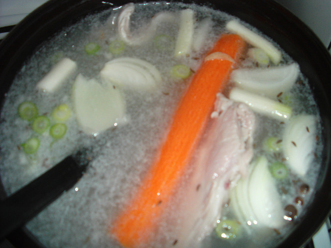 Zeleninová polévka z vepřové kosti s masovými kuličkami, Nachystáno a jde se vařit..