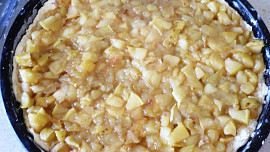 Jablkový koláč s ořechovou zálivkou