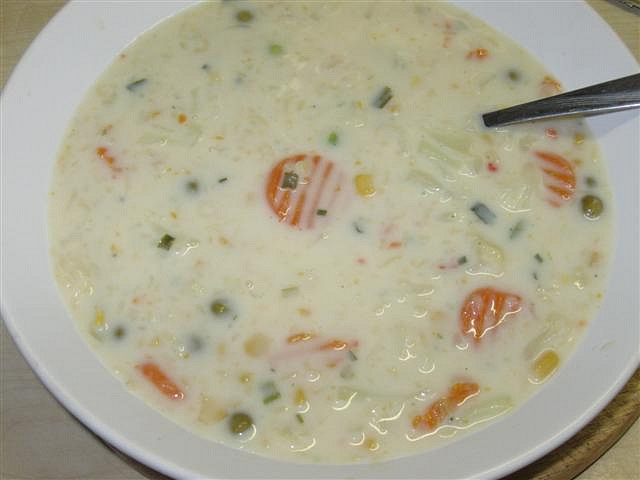 Krémová květáková polévka s jarní zeleninkou