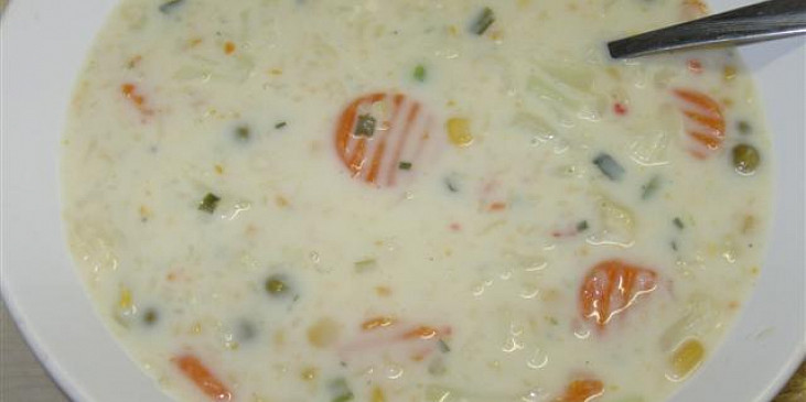 Krémová květáková polévka s jarní zeleninkou