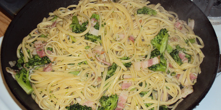 Špagety s brokolicí a slaninou také hotové.