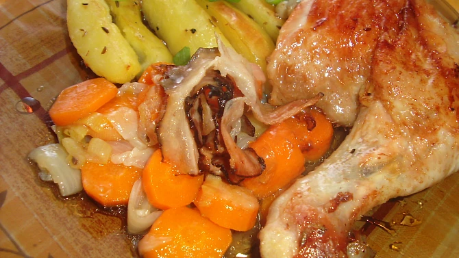 Kuře pečené na mrkvi a anglické slanině