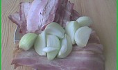 Masovo-celerové karbanátky s cibulí a slaninou, čtvrtky cibule k naplnění a slanina na obalení