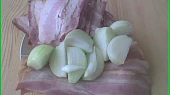 Masovo-celerové karbanátky s cibulí a slaninou, čtvrtky cibule k naplnění a slanina na obalení