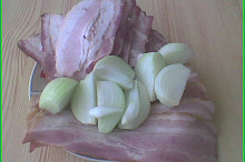 čtvrtky cibule k naplnění a slanina na obalení