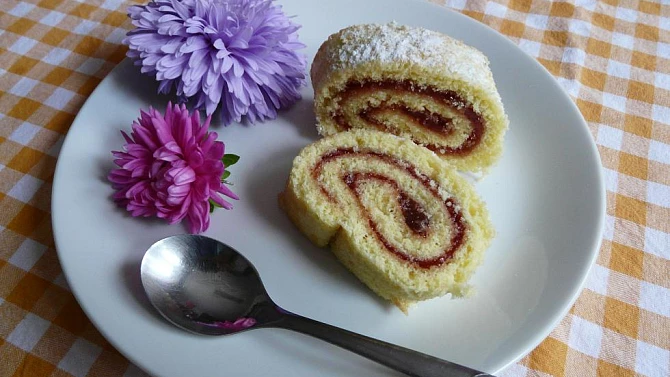 Piškotová roláda s marmeládou