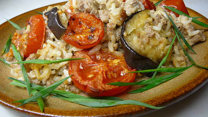 Zapečené mleté maso s rýží, lilkem a rajčaty, Zapečené mleté maso s rýží, lilkem a rajčaty