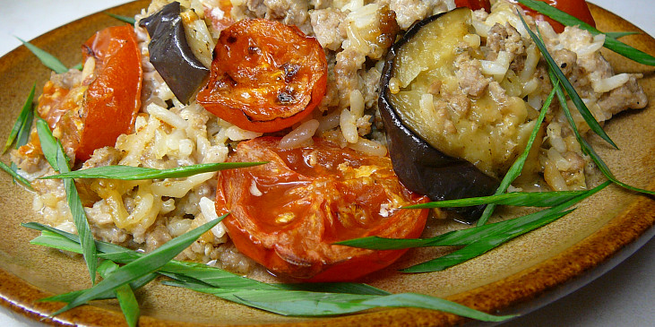 Zapečené mleté maso s rýží, lilkem a rajčaty