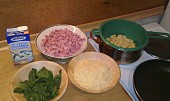 Gnocchi aneb noky se špenátem a slaninkou (připravené suroviny)