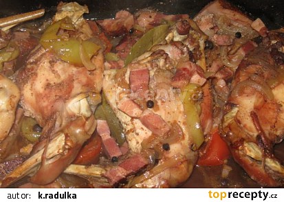 Pečený králík na koriandru, slanině a červeném víně