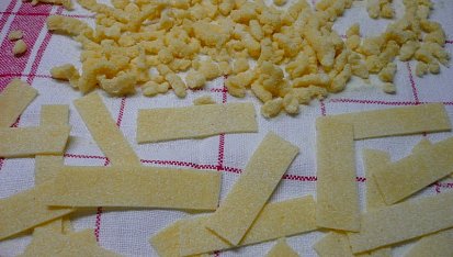 Zahuštěná kuřecí polévka se smetanou a domácími nudlemi, Domácí široké nudle a strouhání