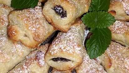 Listové kornoutky s rozinkami, mandlemi a skořicí