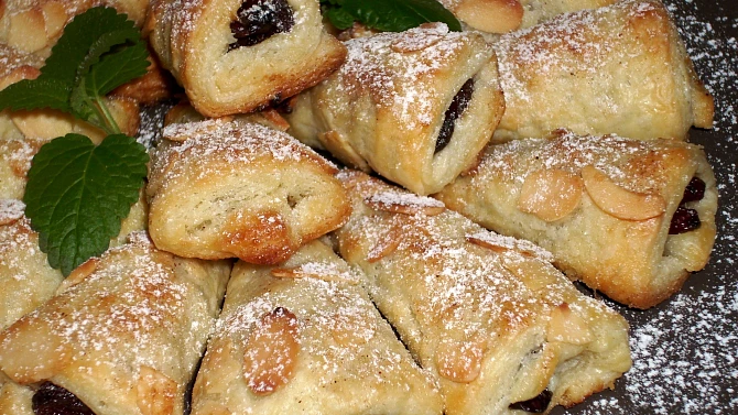 Listové kornoutky s rozinkami, mandlemi a skořicí