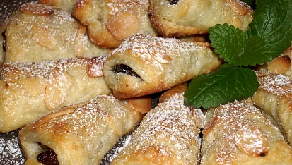 Listové kornoutky s rozinkami, mandlemi a skořicí