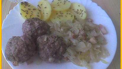 Masové koule s anglickou slaninou na kysaném zelí v parním hrnci
