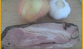 Masové koule s anglickou slaninou na kysaném zelí v parním hrnci (anglická,cibule a česnek nakrájet nadrobno a osmažit)