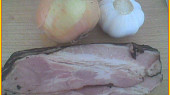 Masové koule s anglickou slaninou na kysaném zelí v parním hrnci, anglická,cibule a česnek nakrájet nadrobno a osmažit