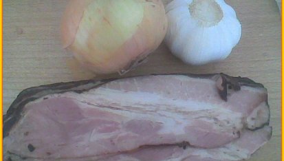 Masové koule s anglickou slaninou na kysaném zelí v parním hrnci, anglická,cibule a česnek nakrájet nadrobno a osmažit