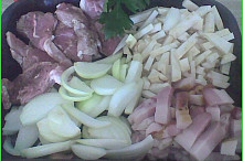 maso na plátky,celer a slanina na širší nudličky,cibule na půlkolečka